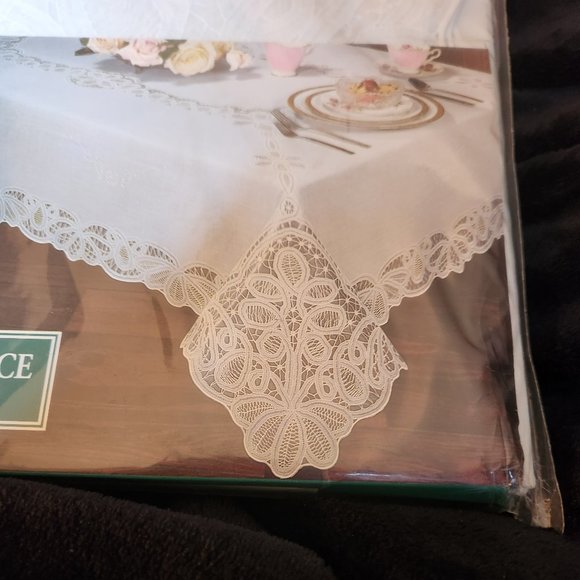 TABLECLOTH (NWT) - Picture 3 of 5